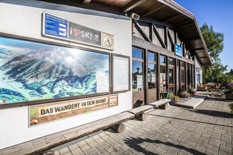 talbahnhofgebaeude in brannenburg mit gastwirtschaft 768x512