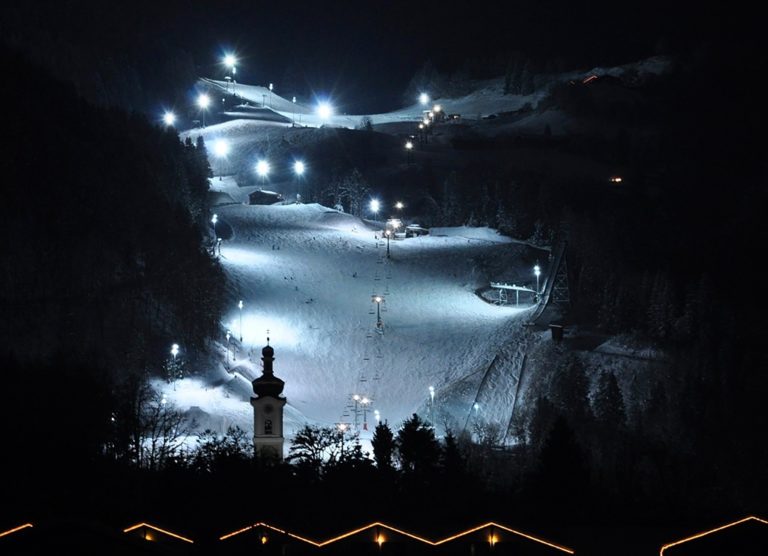 Bergbahn Hocheck Winter Tourist Info Oberaudorf 768x556