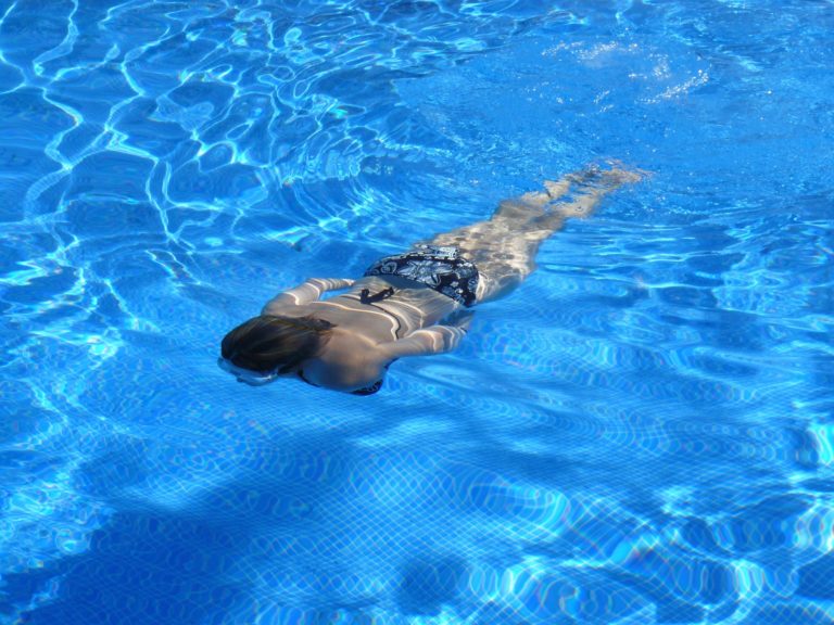 Schwimmbad Frau 1 768x576