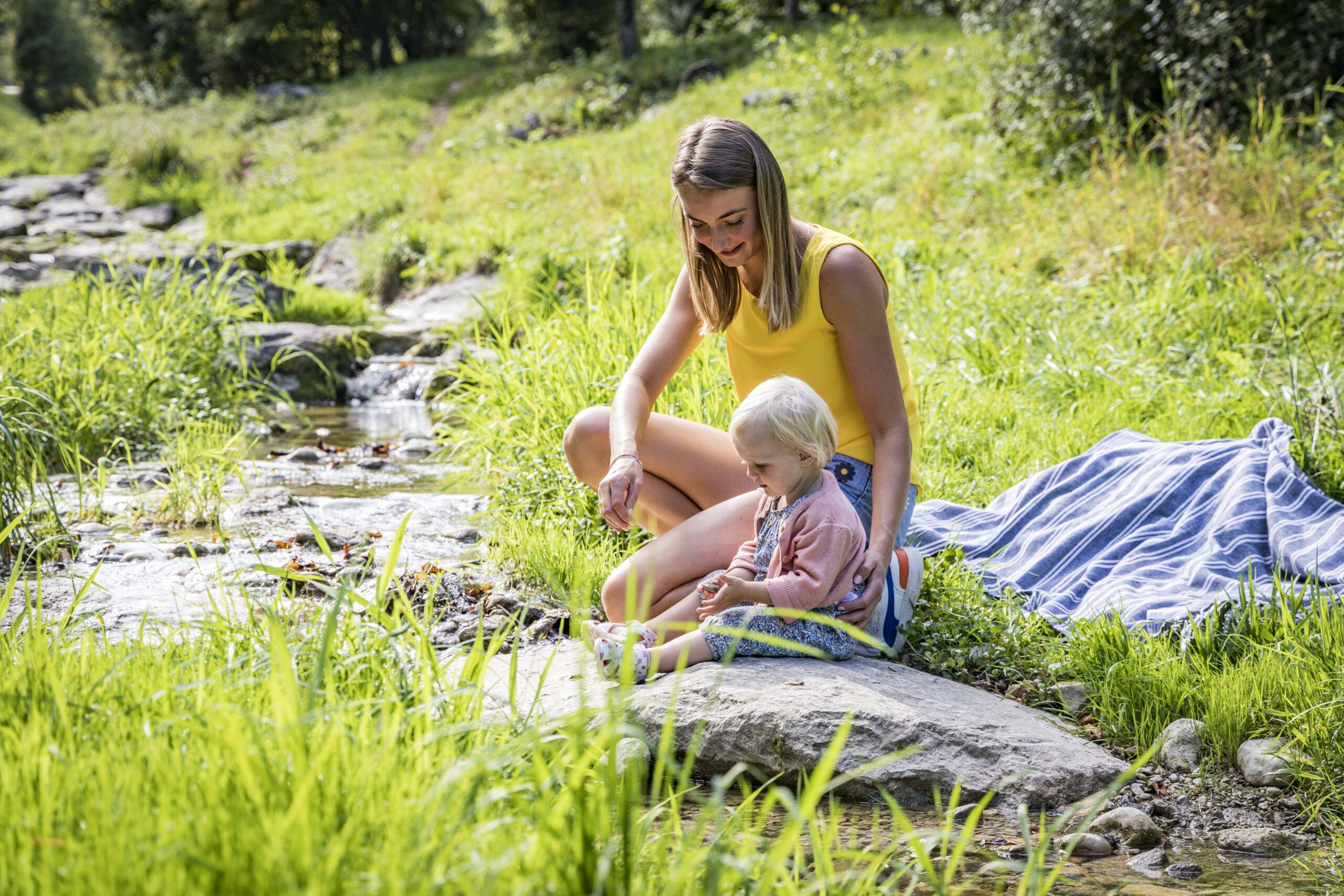 Spielen am Bach